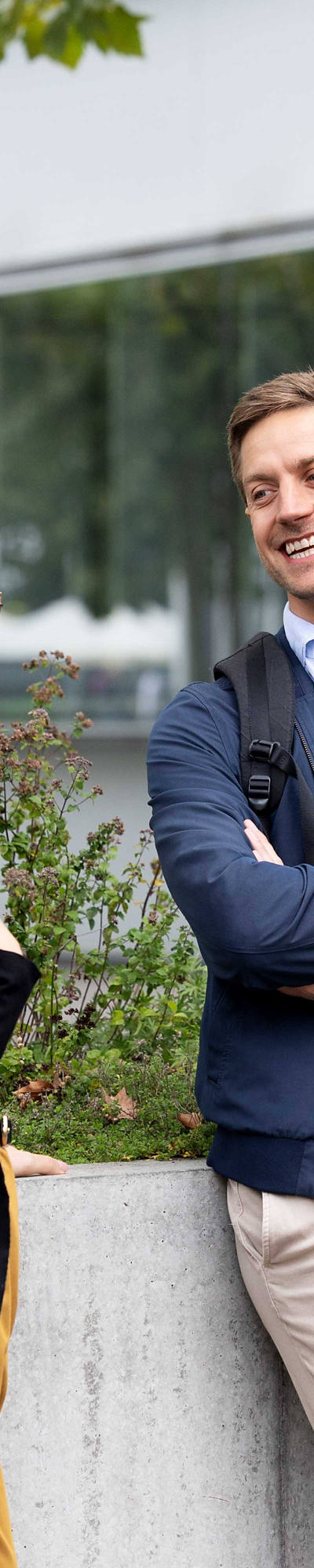 Due collaboratori CSS discutono davanti al centro principale.