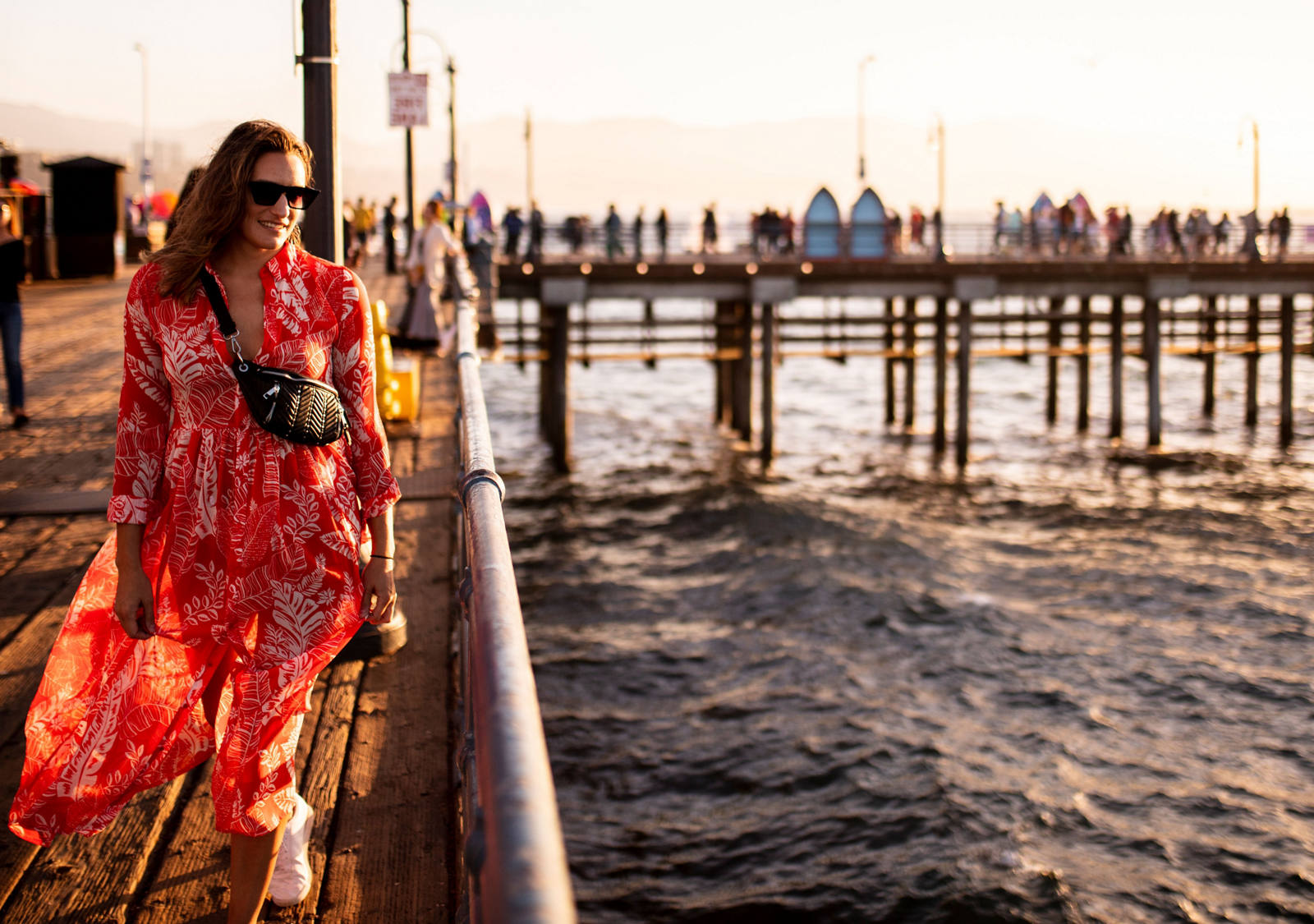 Frau flaniert am Pier entlang.