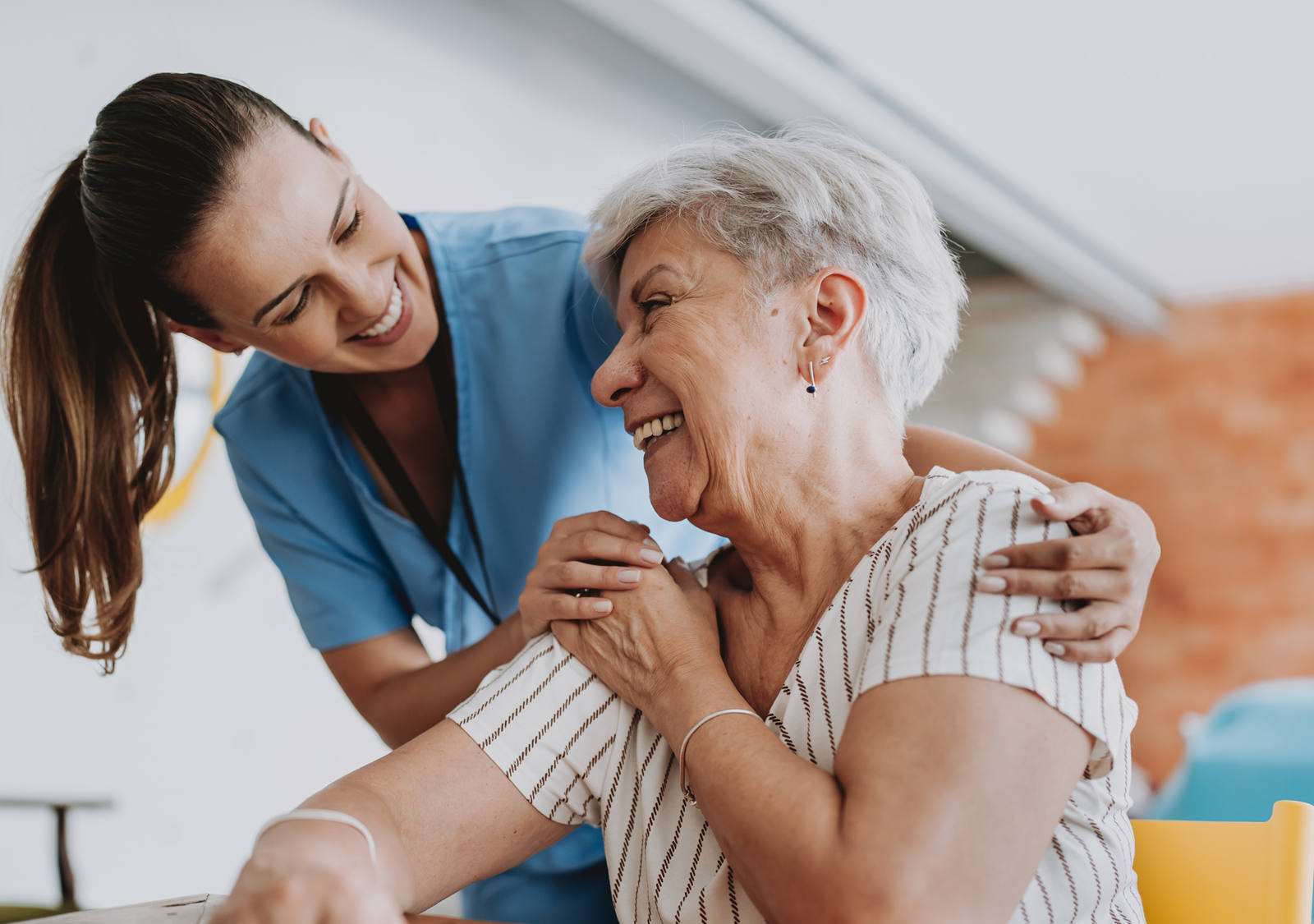 Le médecin aide sa patiente âgée.