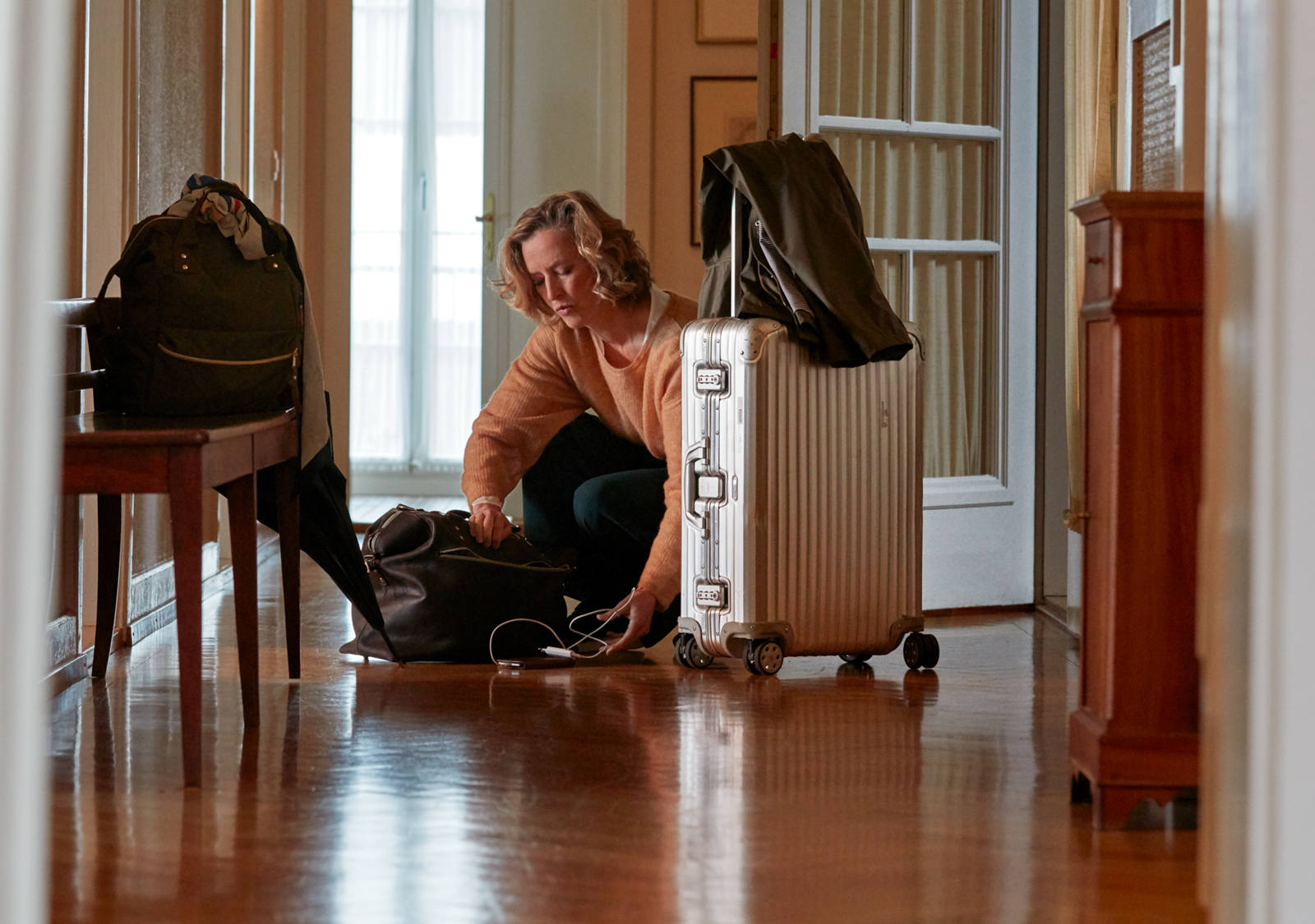 Frau packt Koffer