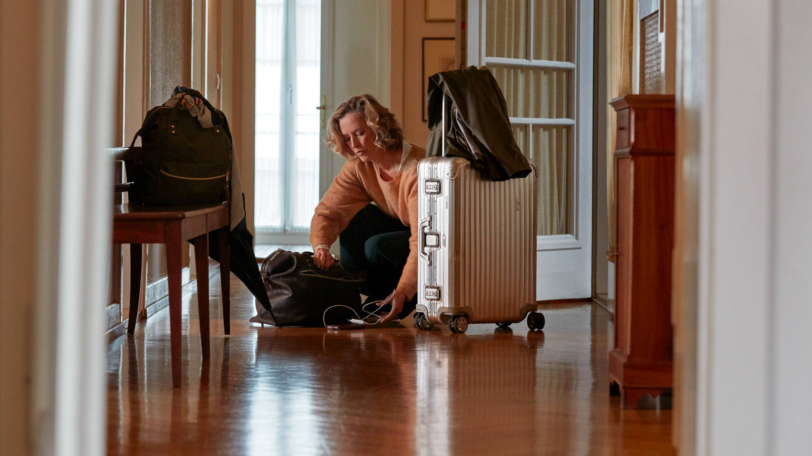 Frau packt Koffer