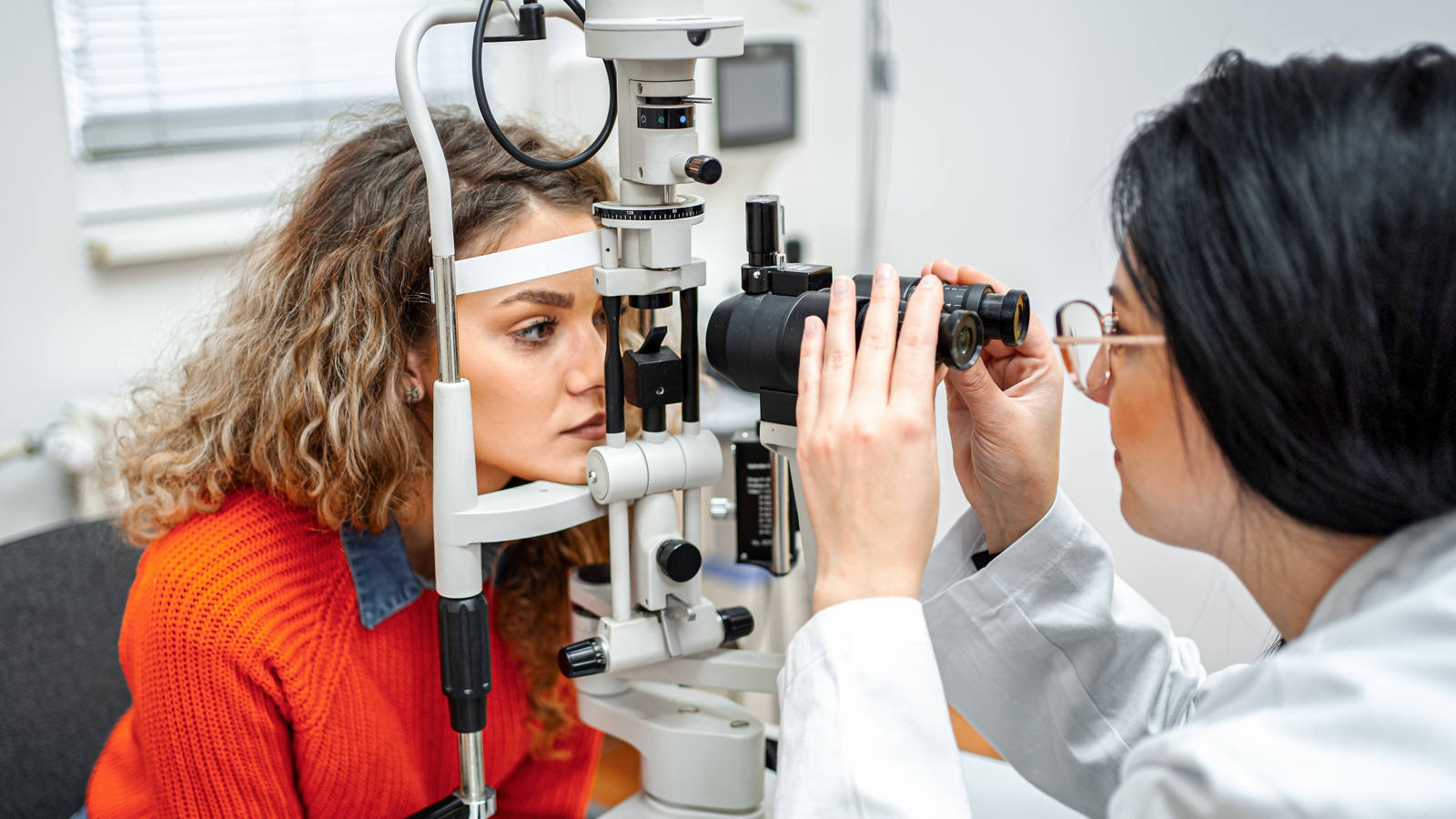 Augenärztin untersucht die Augen einer jungen Patientin