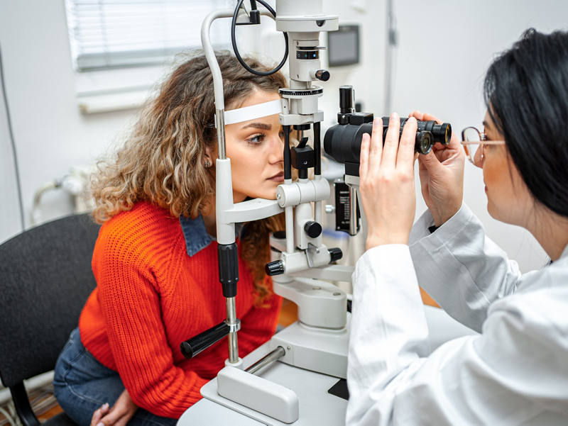 Augenärztin untersucht die Augen einer jungen Patientin