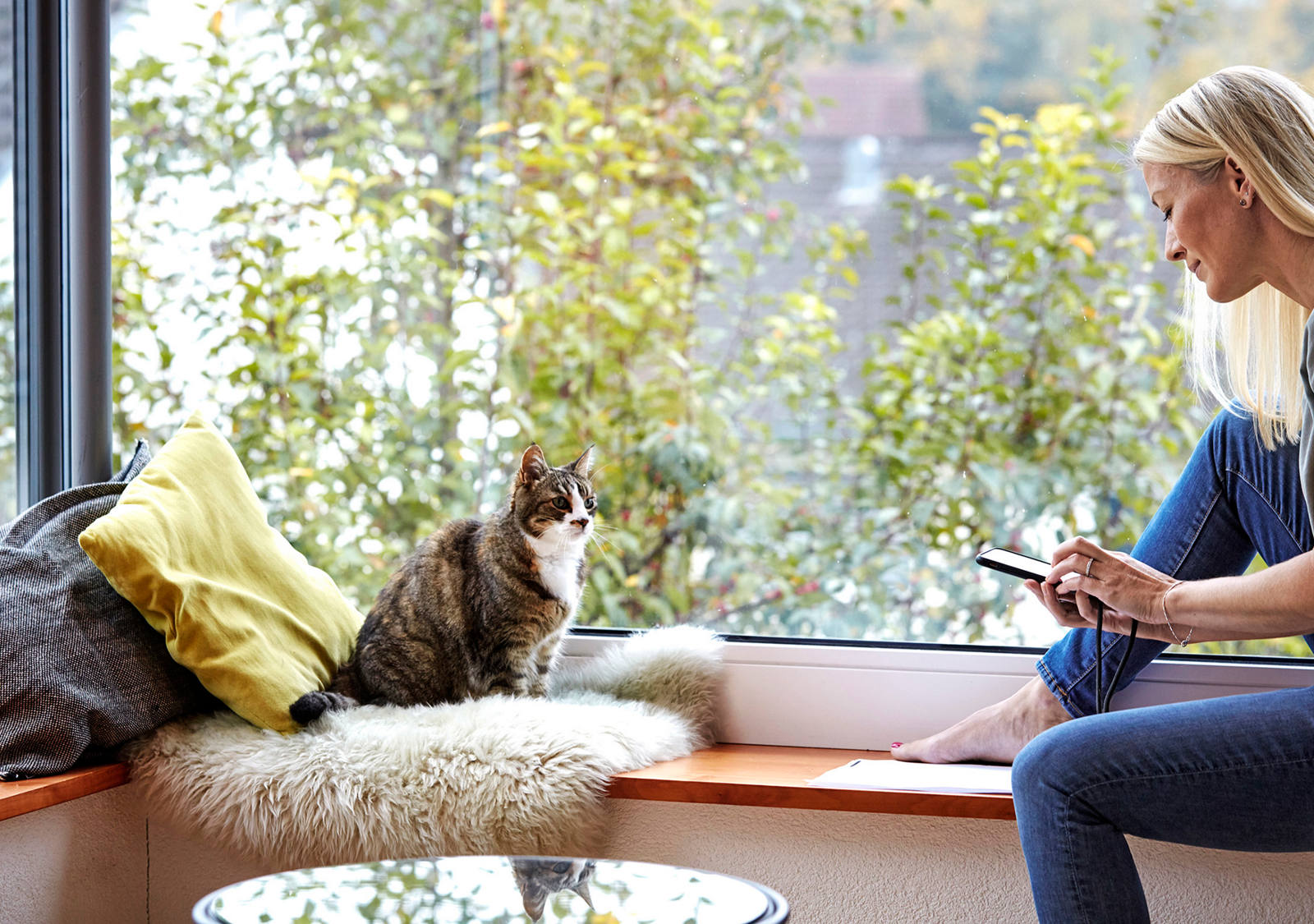 frau-smartphone-katze-gesundheitsstudie-2025.jpg