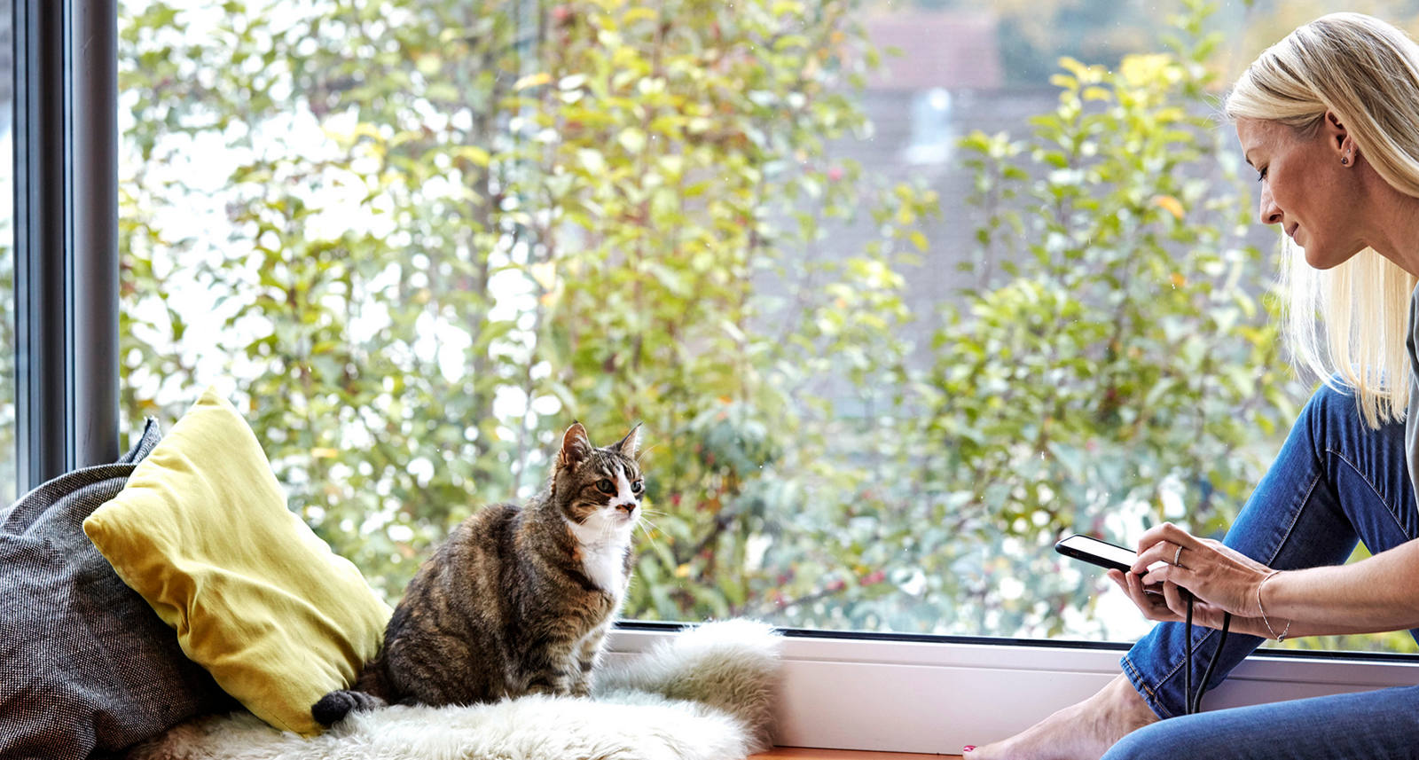 frau-smartphone-katze-gesundheitsstudie-2025.jpg