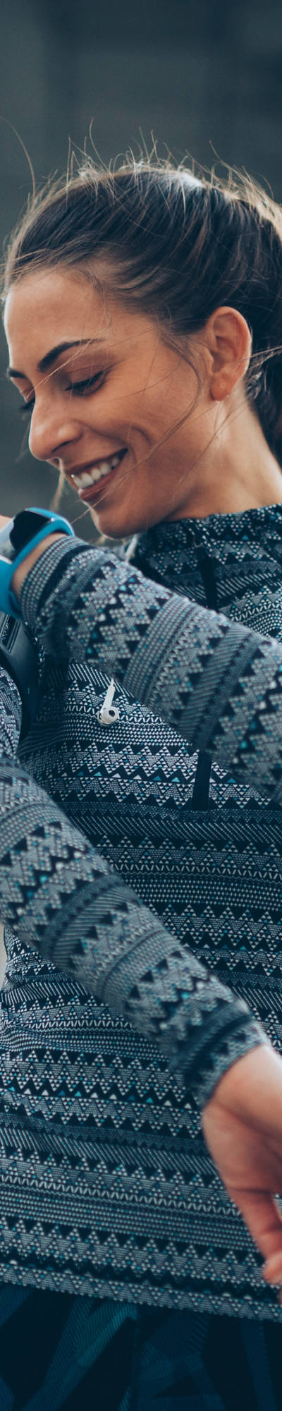 Frau am Joggen mit Smartwatch 