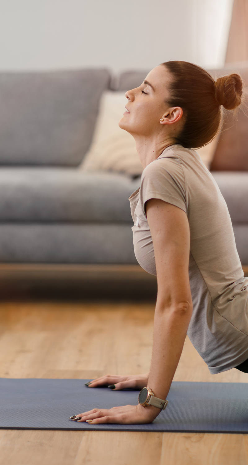 Une femme fait des exercices pour les muscles du plancher pelvien sur son tapis