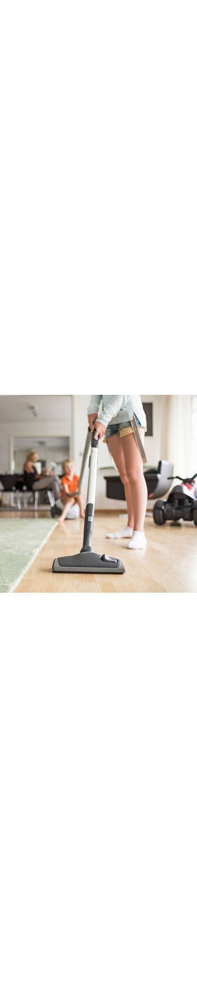 Frau beim Staubsaugen