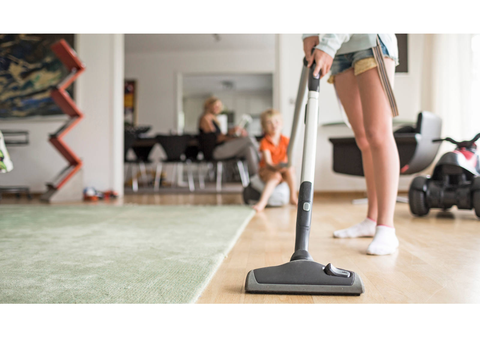 Frau beim Staubsaugen