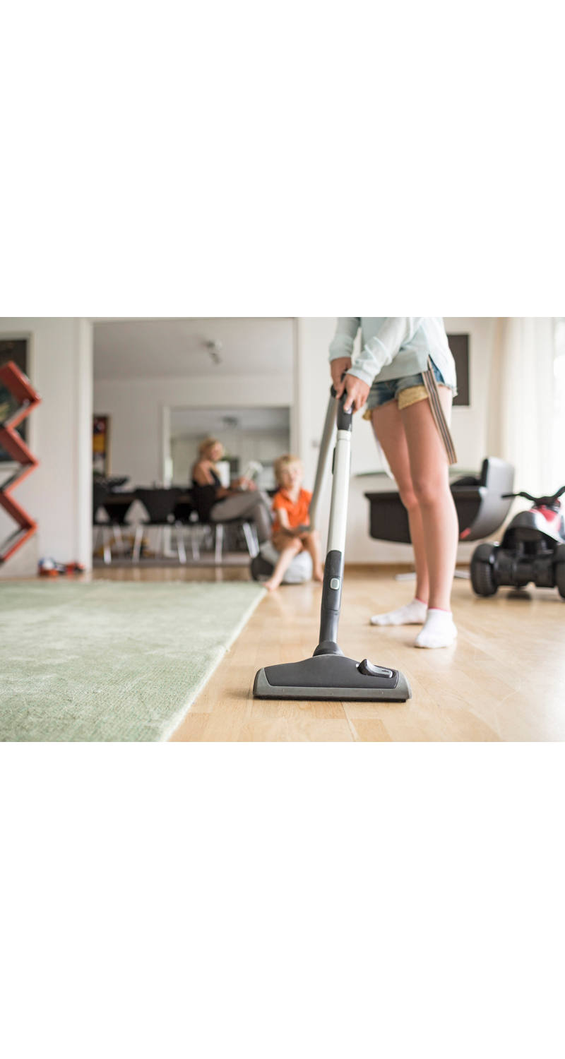 Frau beim Staubsaugen