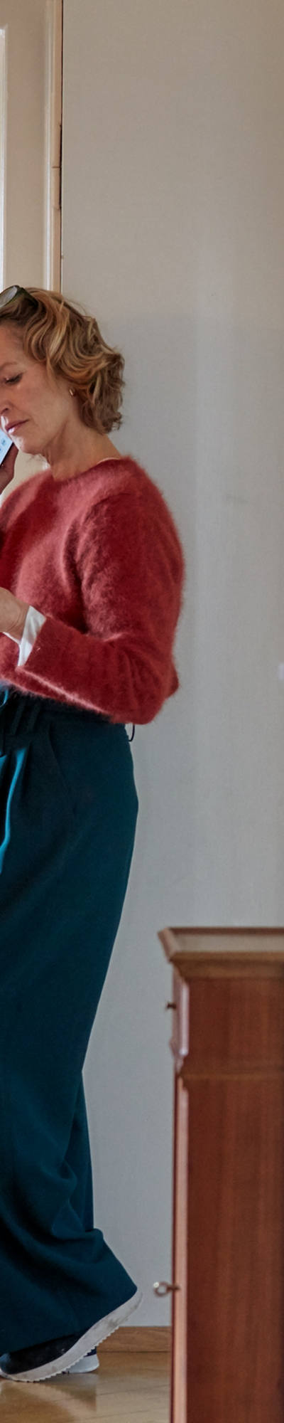 Femme au téléphone devant son violoncelle