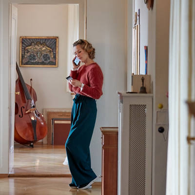 Frau am Telefon vor ihrem Cello