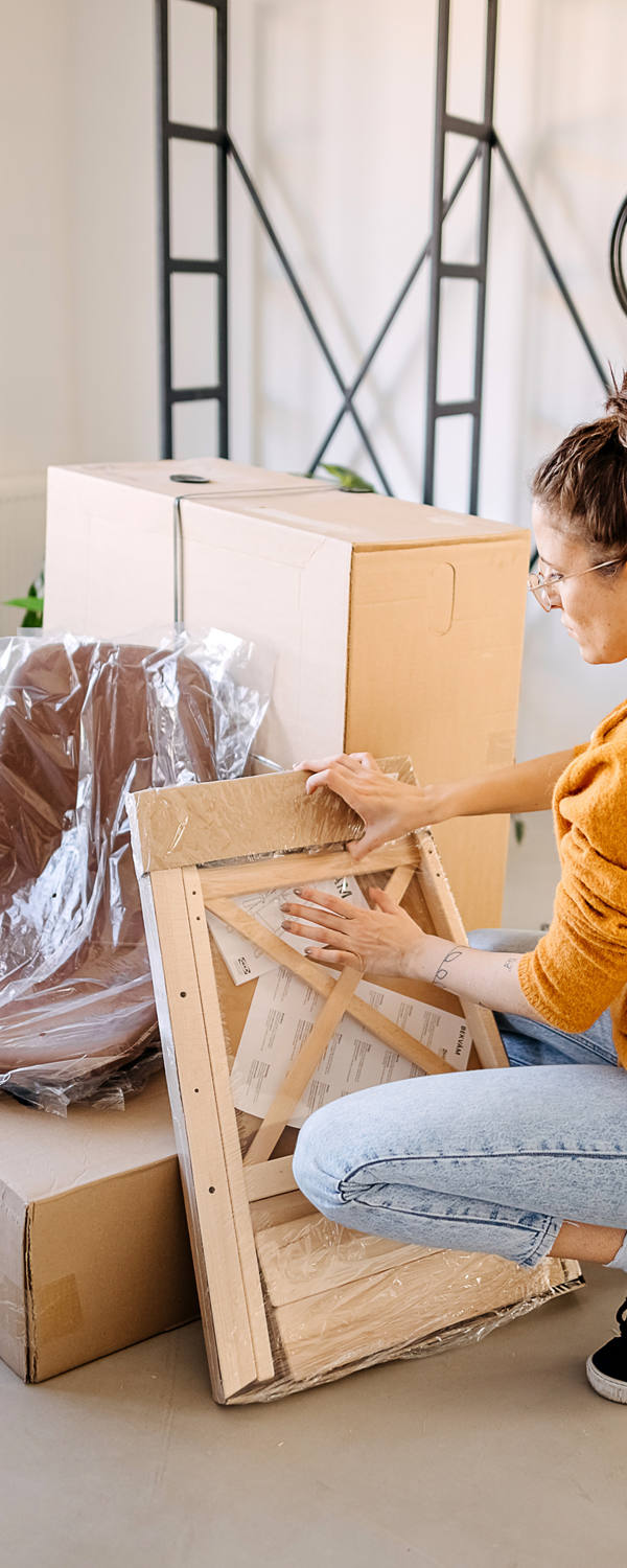 La femme emballe les meubles de son appartement en vue de leur déménagement.