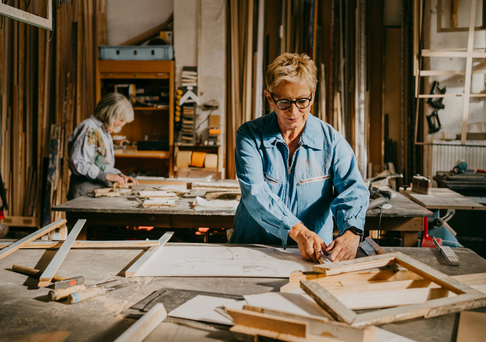 Zwei ältere Frauen in einem Kreativraum werkeln mit Holz.