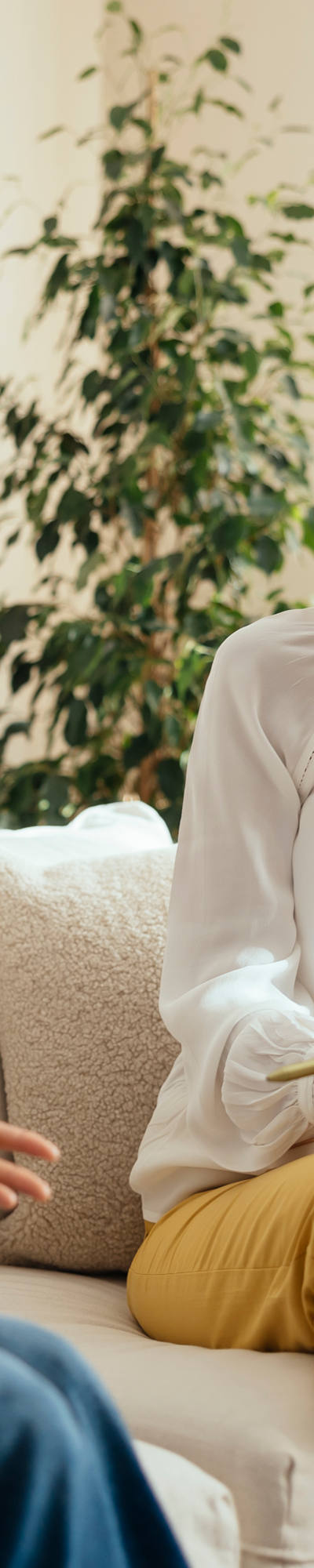 Zwei Frauen unterhalten sich auf dem Sofa