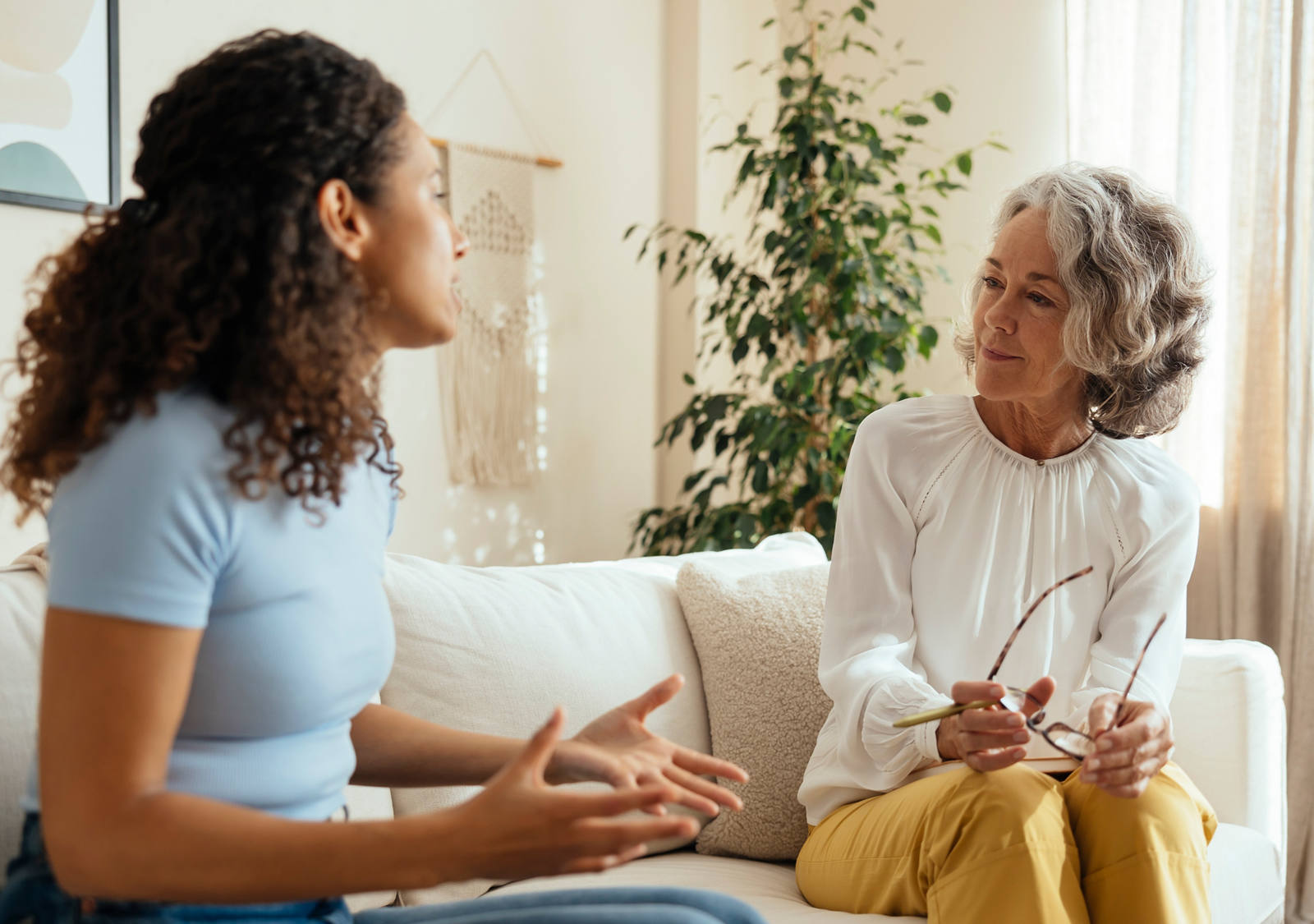 Zwei Frauen unterhalten sich auf dem Sofa