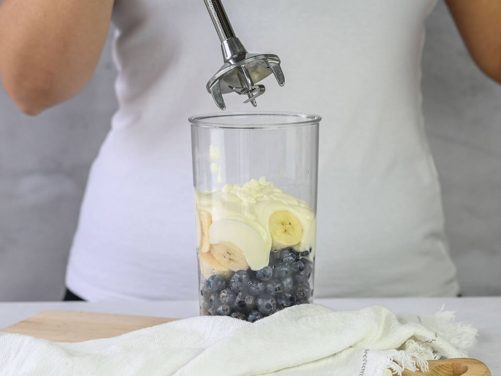 Make your own blueberry-yoghurt ice cream: Mix