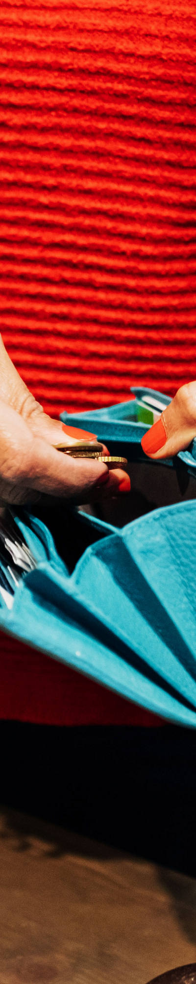 Une femme paie avec de l’argent de son porte-monnaie