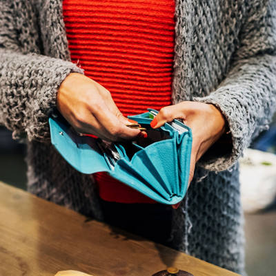 Une femme paie avec de l’argent de son porte-monnaie
