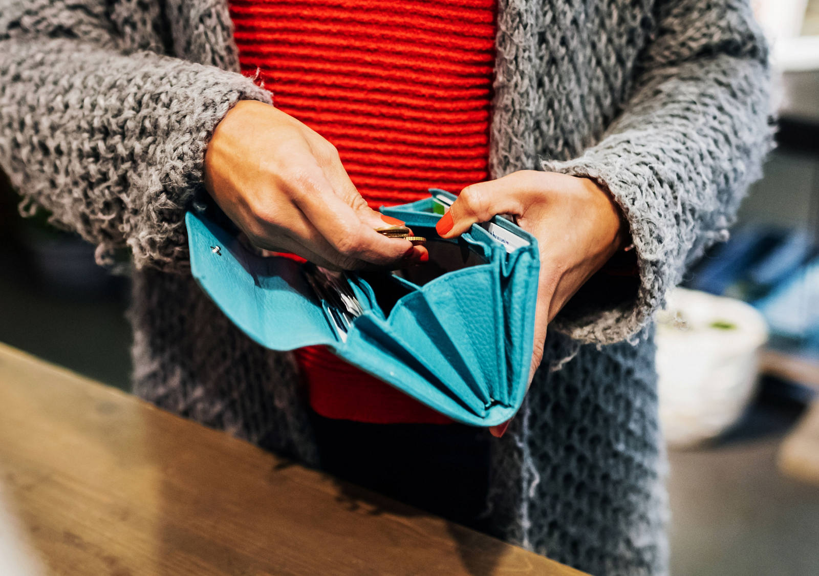Une femme paie avec de l’argent de son porte-monnaie