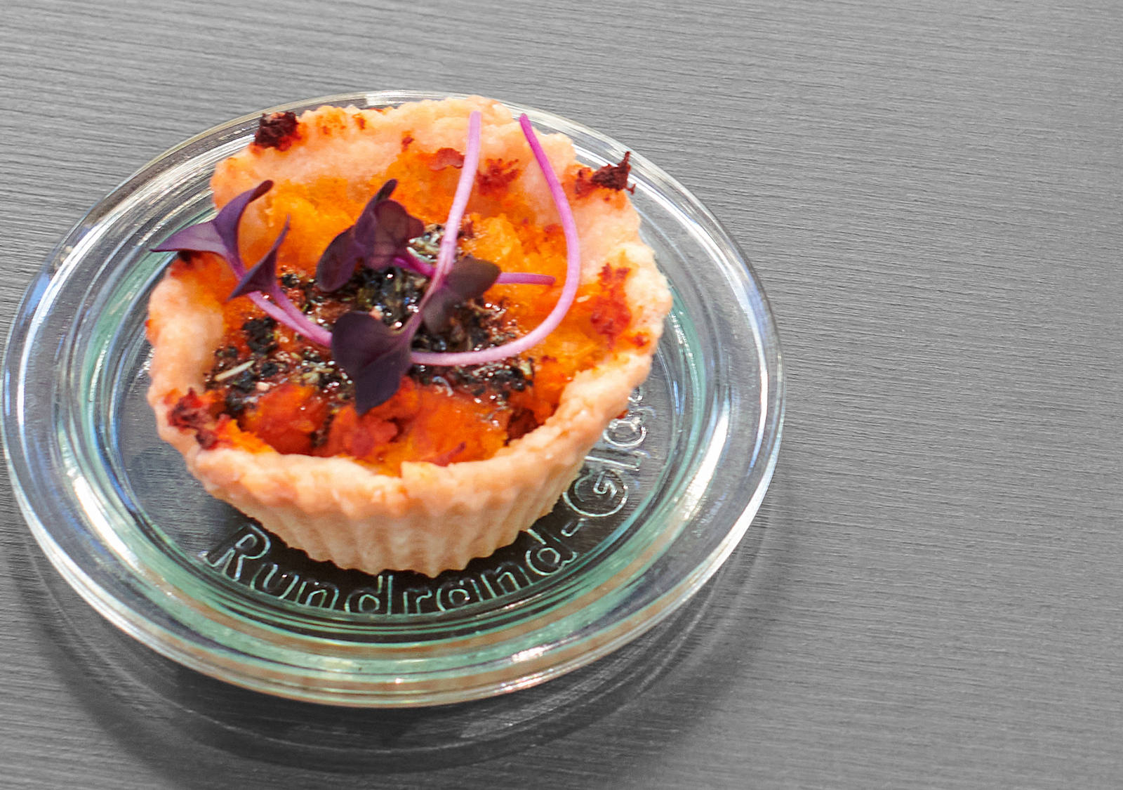 Quiche con semi di ortica caramellati