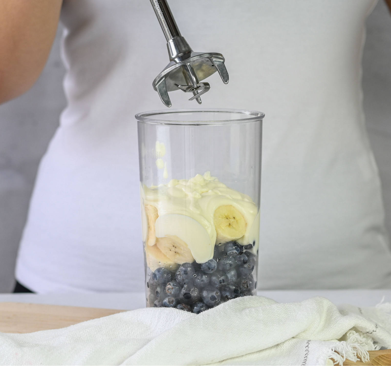Blaubeer-Joghurt-Glace selber machen: Mixen