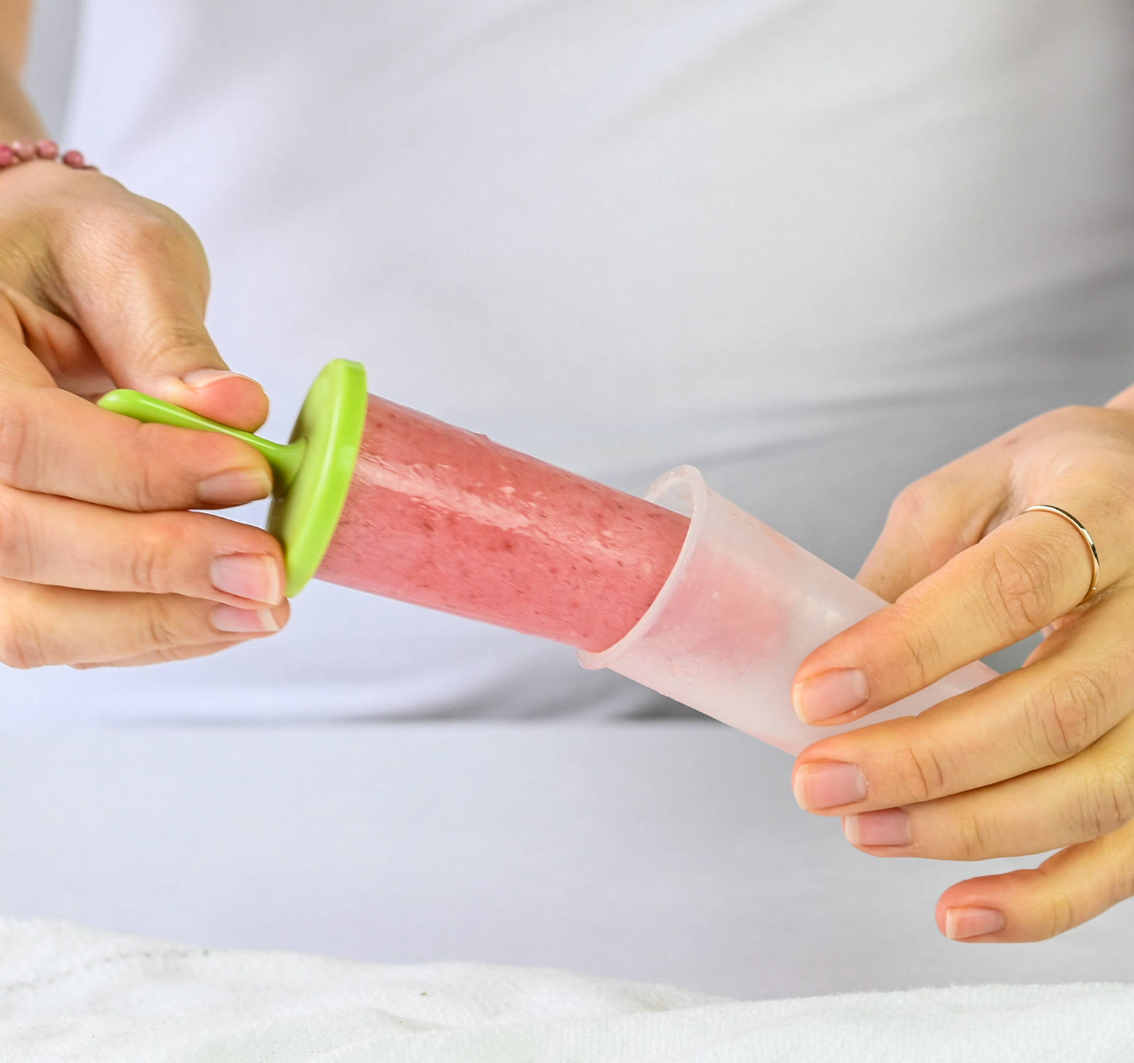 Erdbeer-Kokos-Glace selber machen: Herauslösen