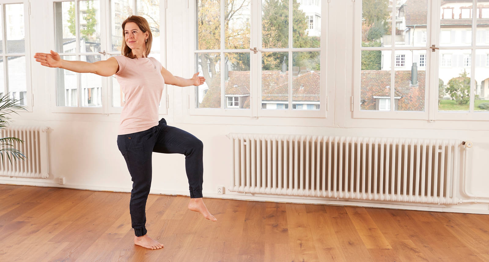 Une femme fait des exercices d’équilibre.