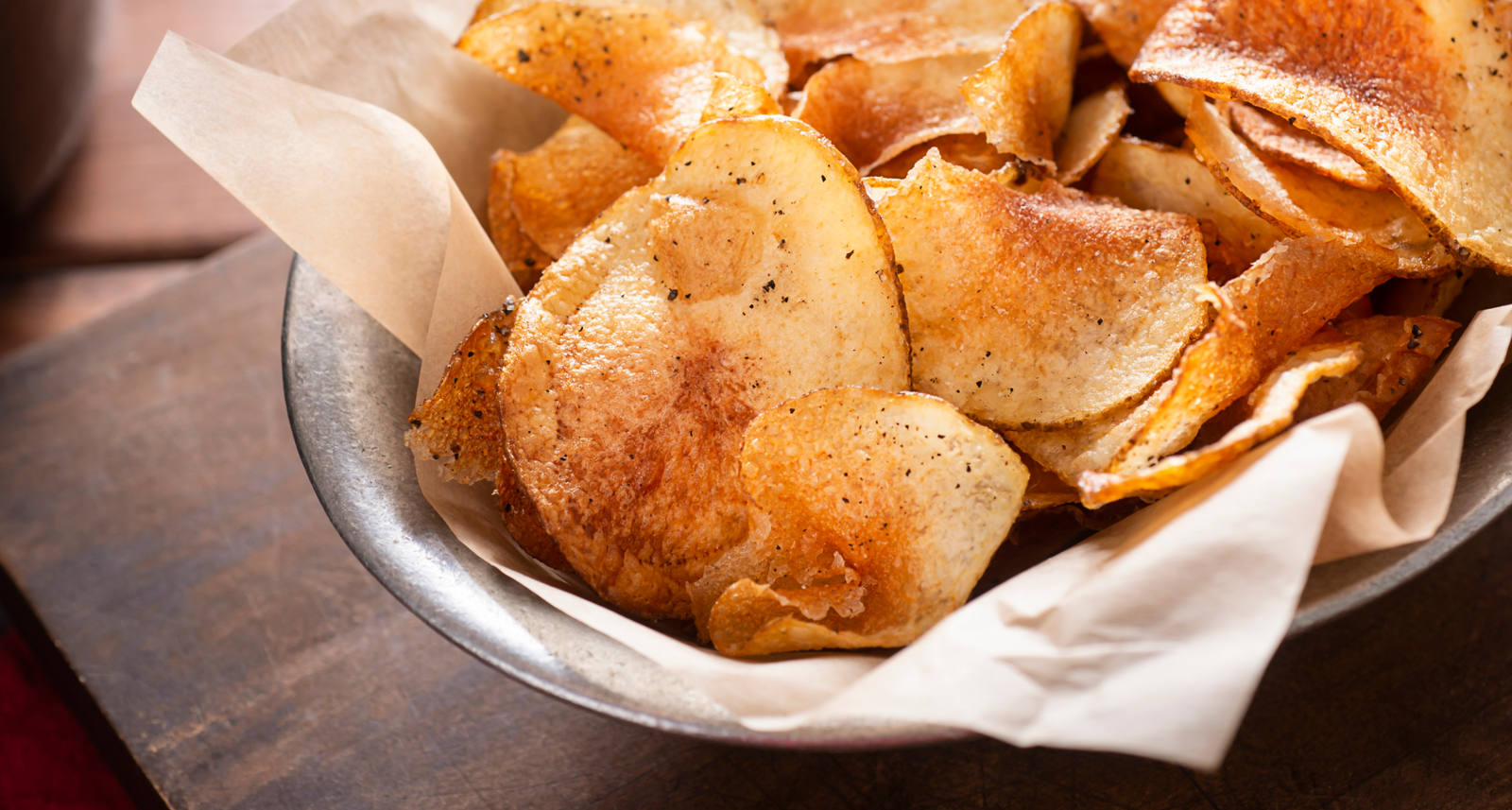 Sur une table, on dispose une portion de chips de sel dans un saladier.