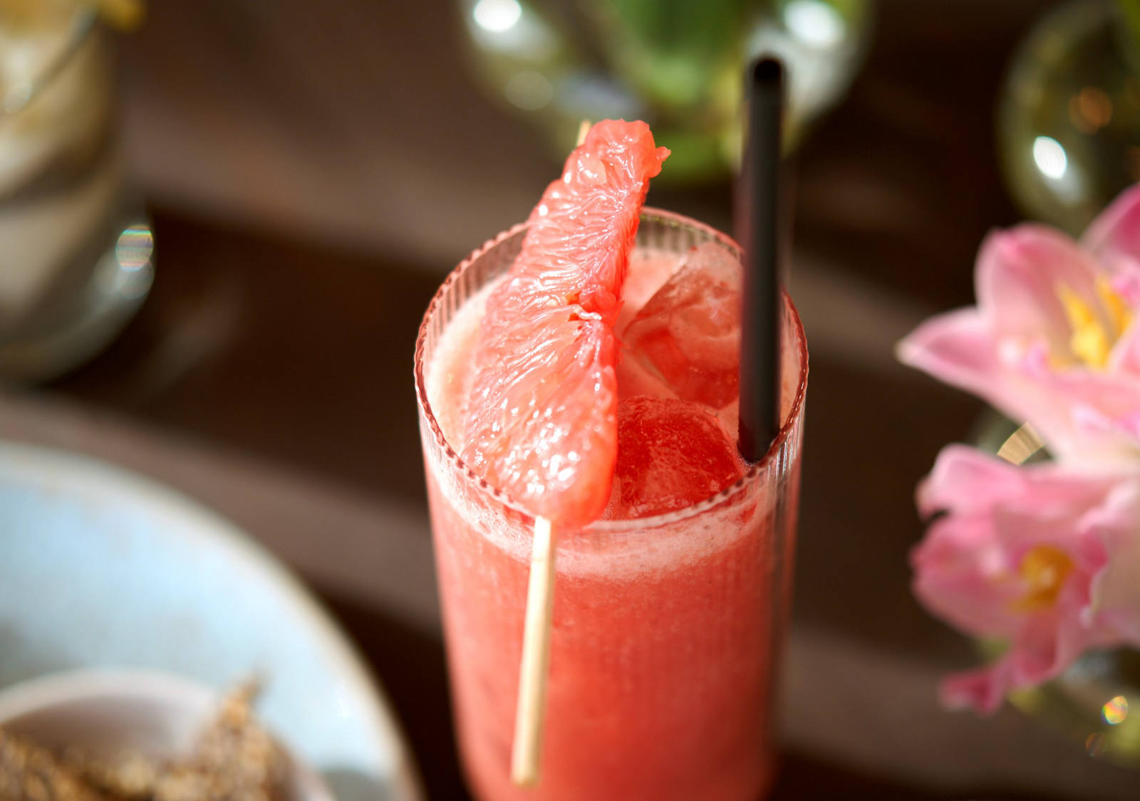 Rinfrescante e fruttato, con una delicata nota di zenzero e vaniglia: il mocktail al pompelmo è adatto a ogni occasione.