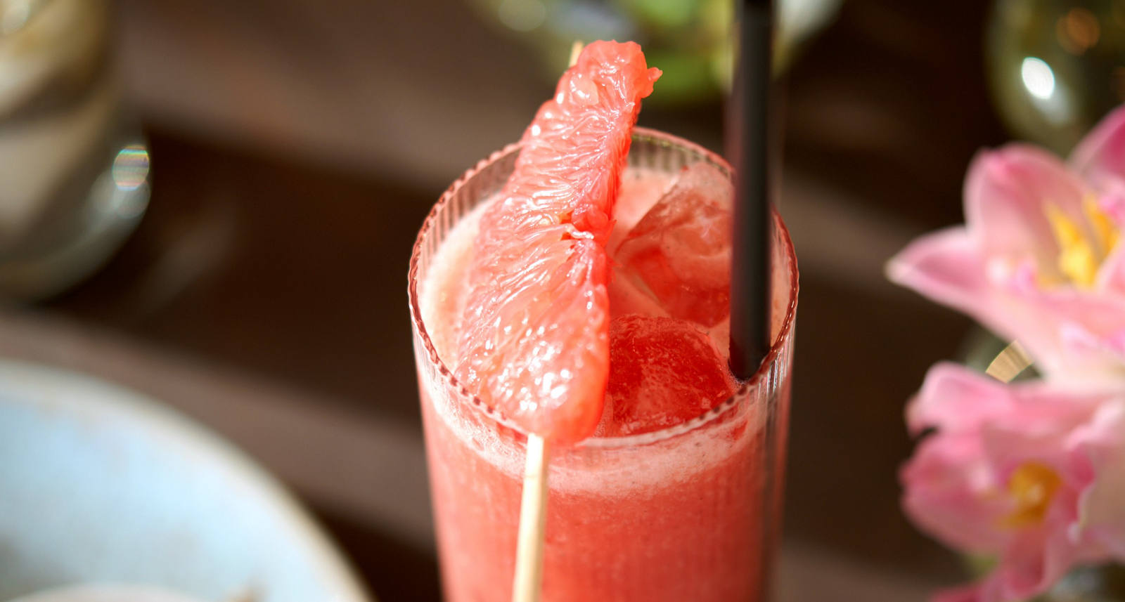 Rafraîchissant et fruité avec une légère note de gingembre et de vanille: le mocktail pamplemousse convient à toutes les occasions.