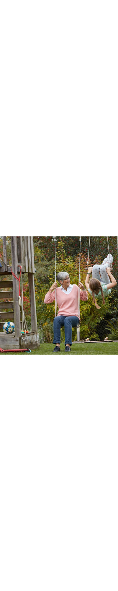 Grand-mère se balançait avec petite-fille