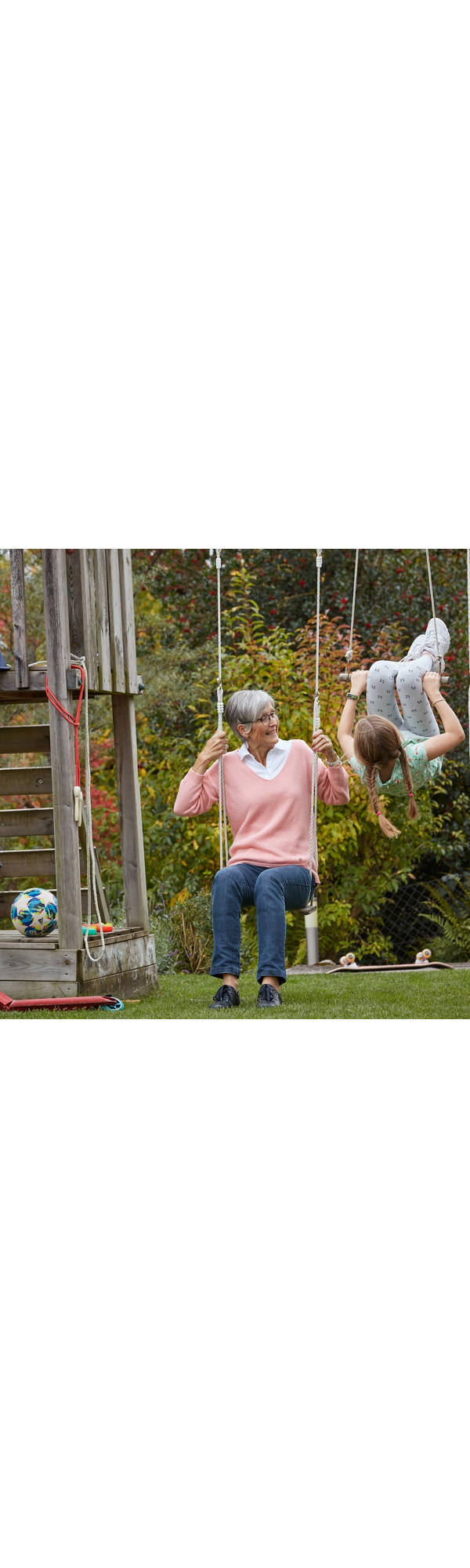 Grand-mère se balançait avec petite-fille