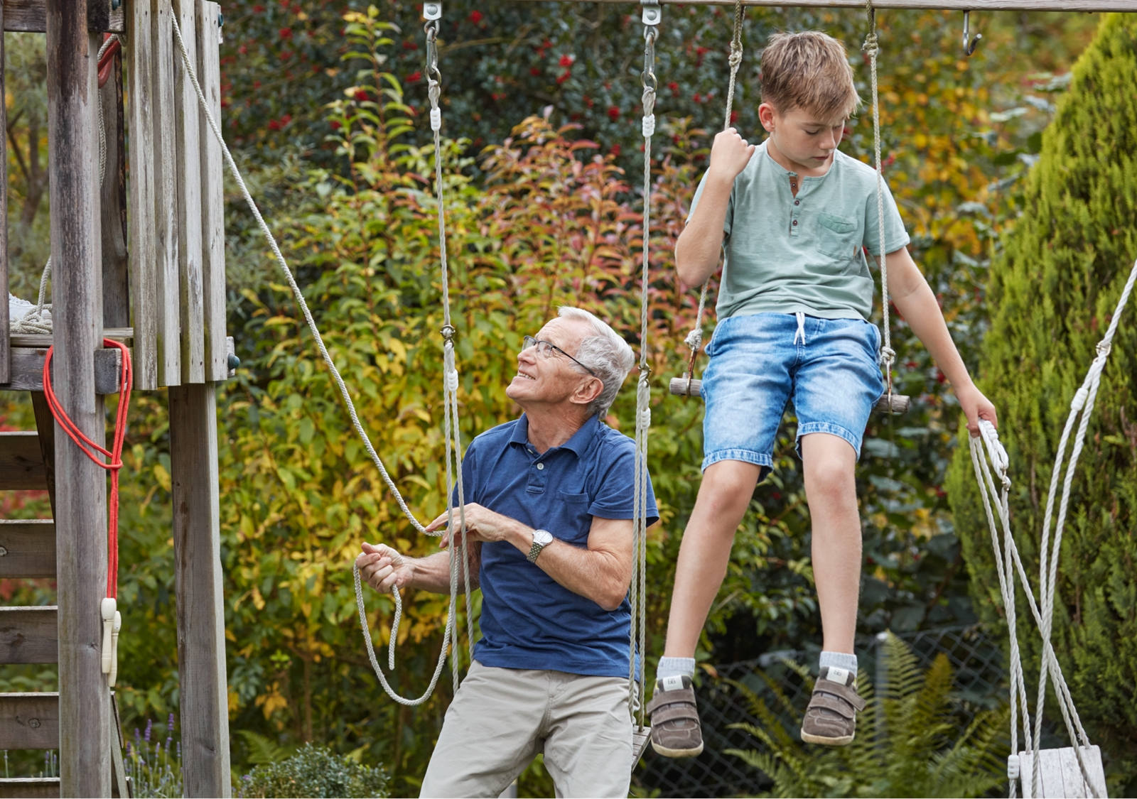 Grossvater spielt mit Enkeln