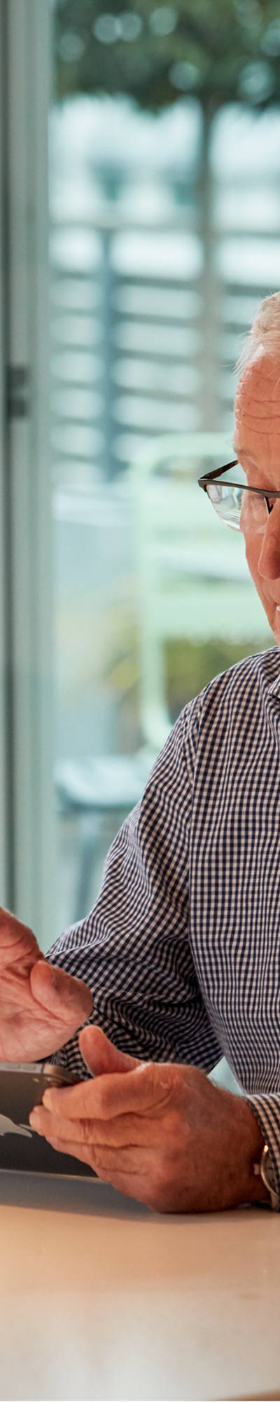 Grossvater am Tablet.