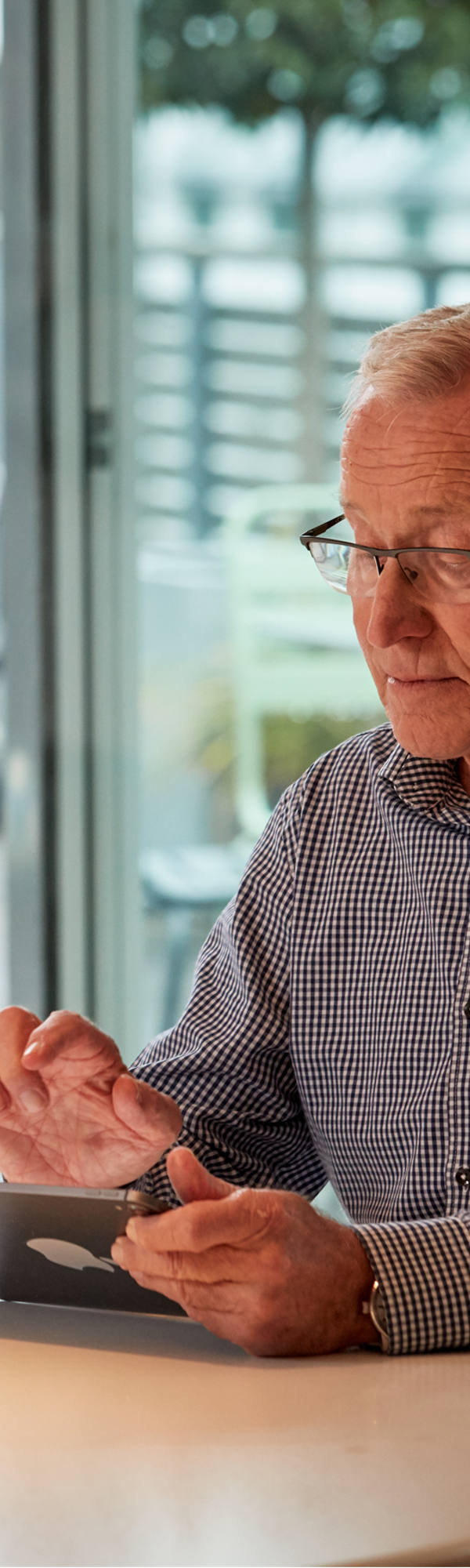 Grossvater am Tablet.