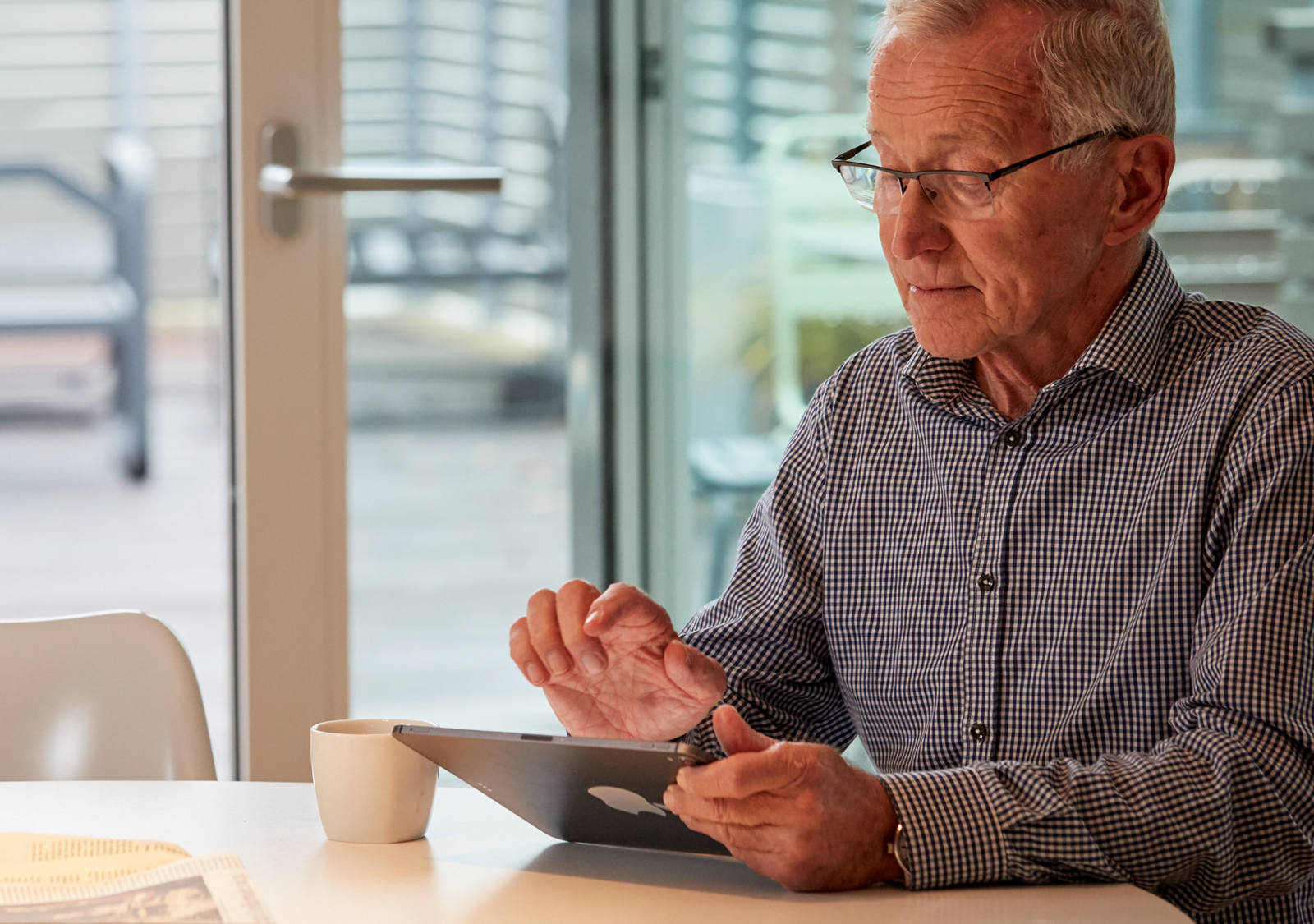 Grossvater am Tablet