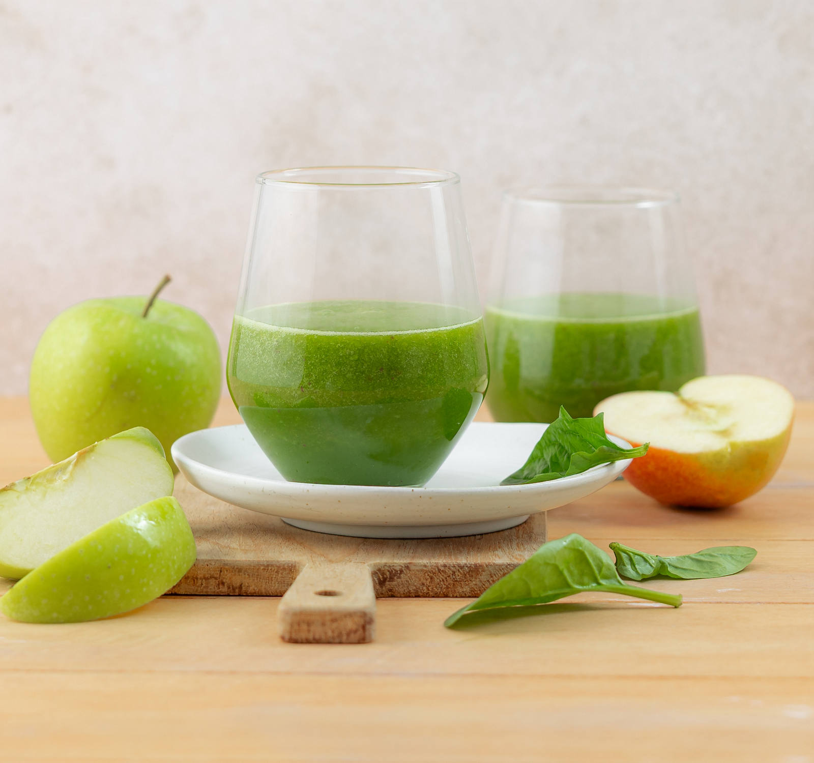Grüner Apfel-Smoothie aus Äpfel und Blattspinat mit Mandel- oder Cashewmus.