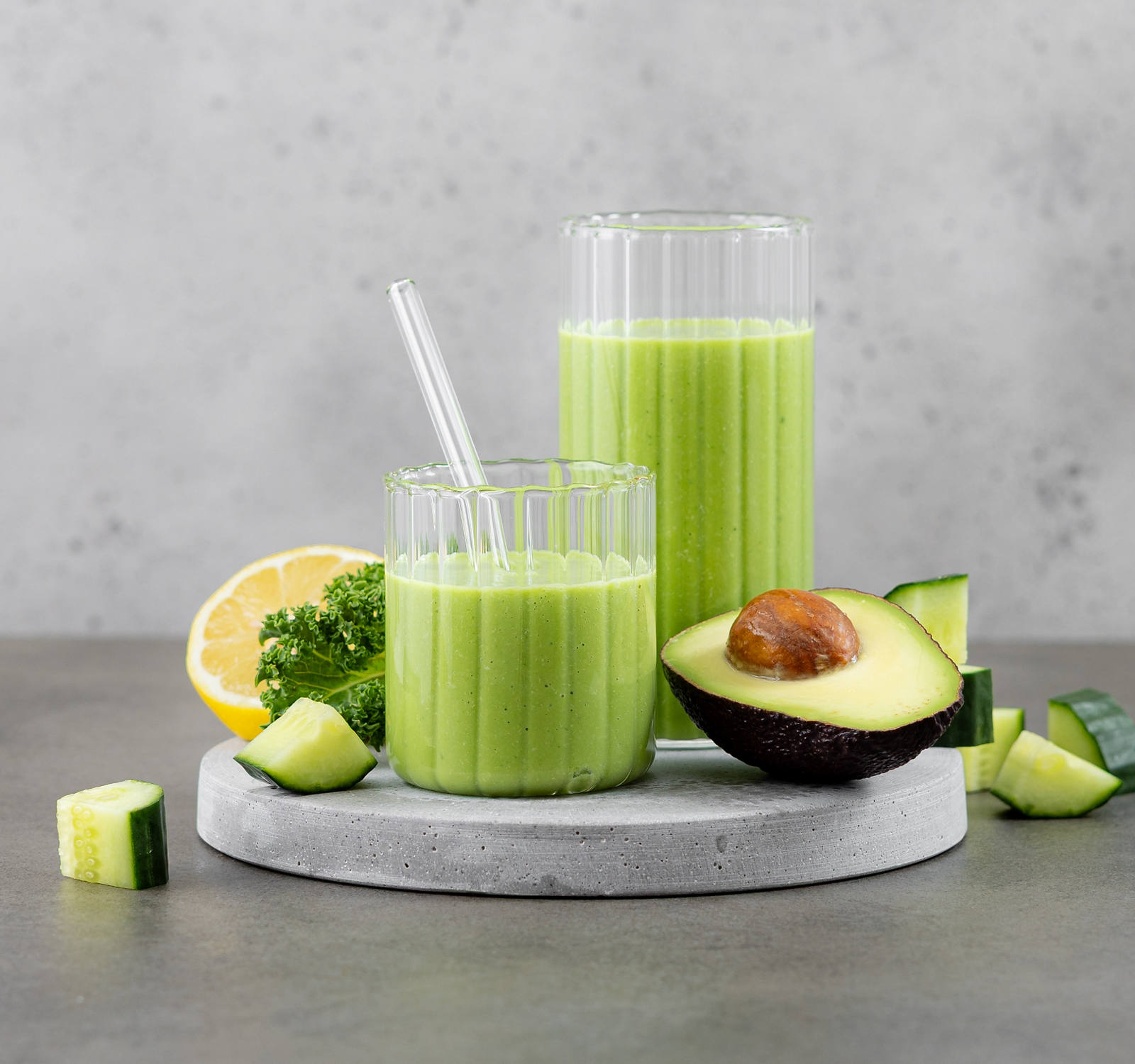 Gesunder, grüner Smoothie aus Avocado, Gurke und Blattspinat.