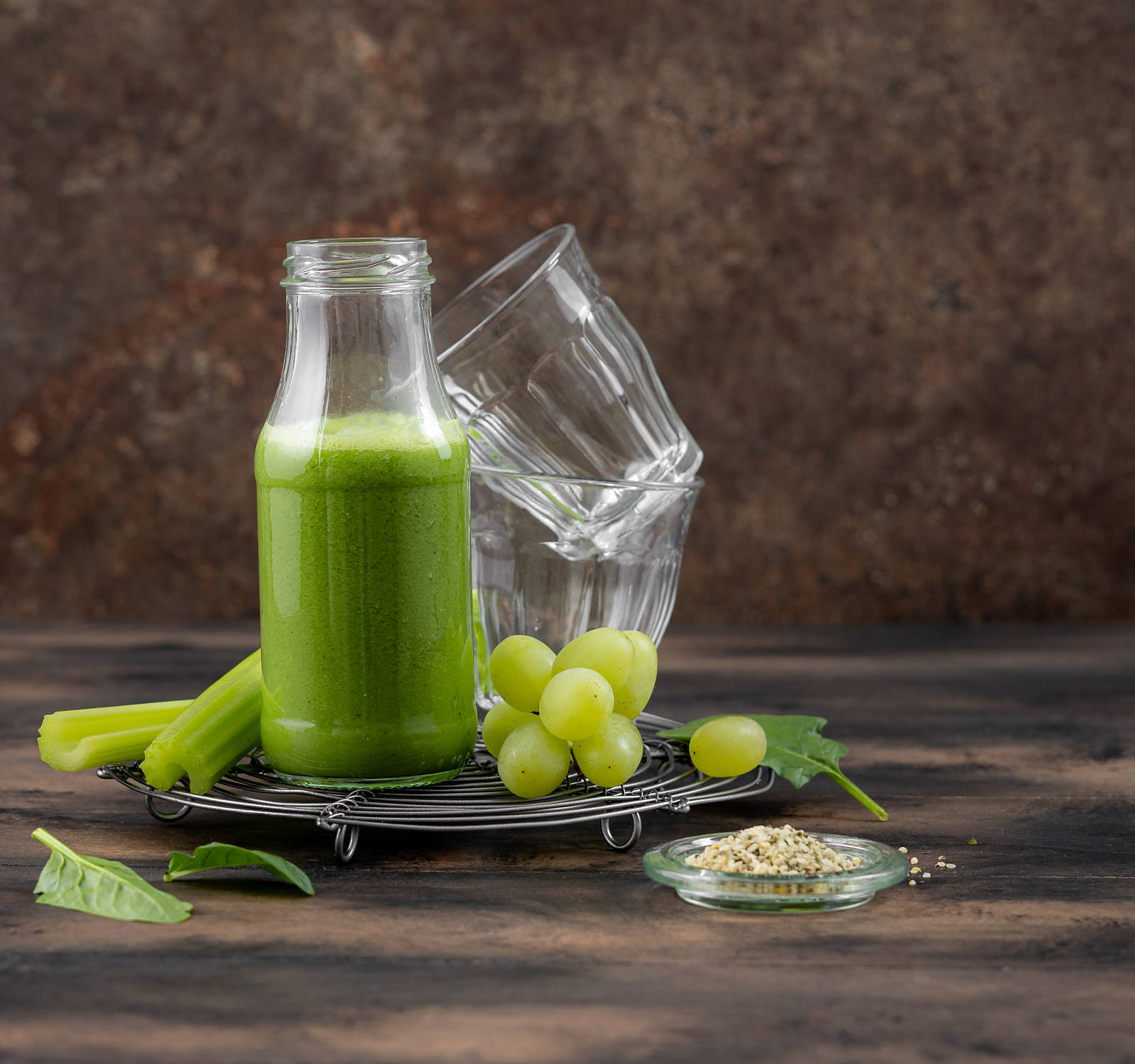 Trauben-Sellerie-Smoothie mit Blattspinat und Hanfsamen.