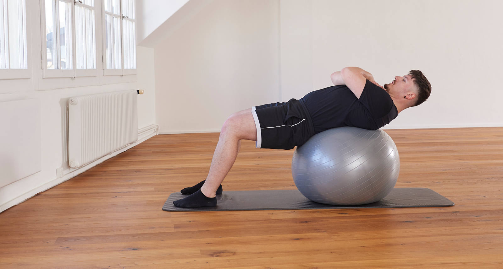 Palla da ginnastica – muscoli addominali: posizione 1