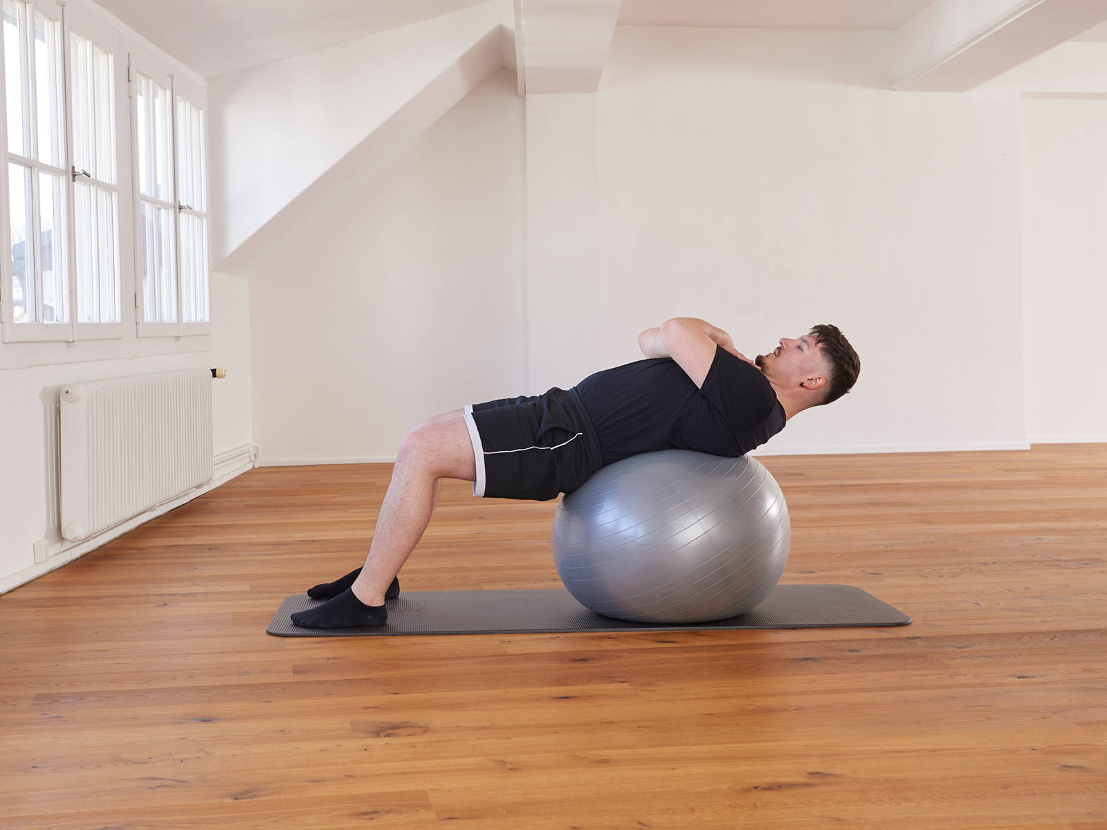 Palla da ginnastica – muscoli addominali: posizione 1