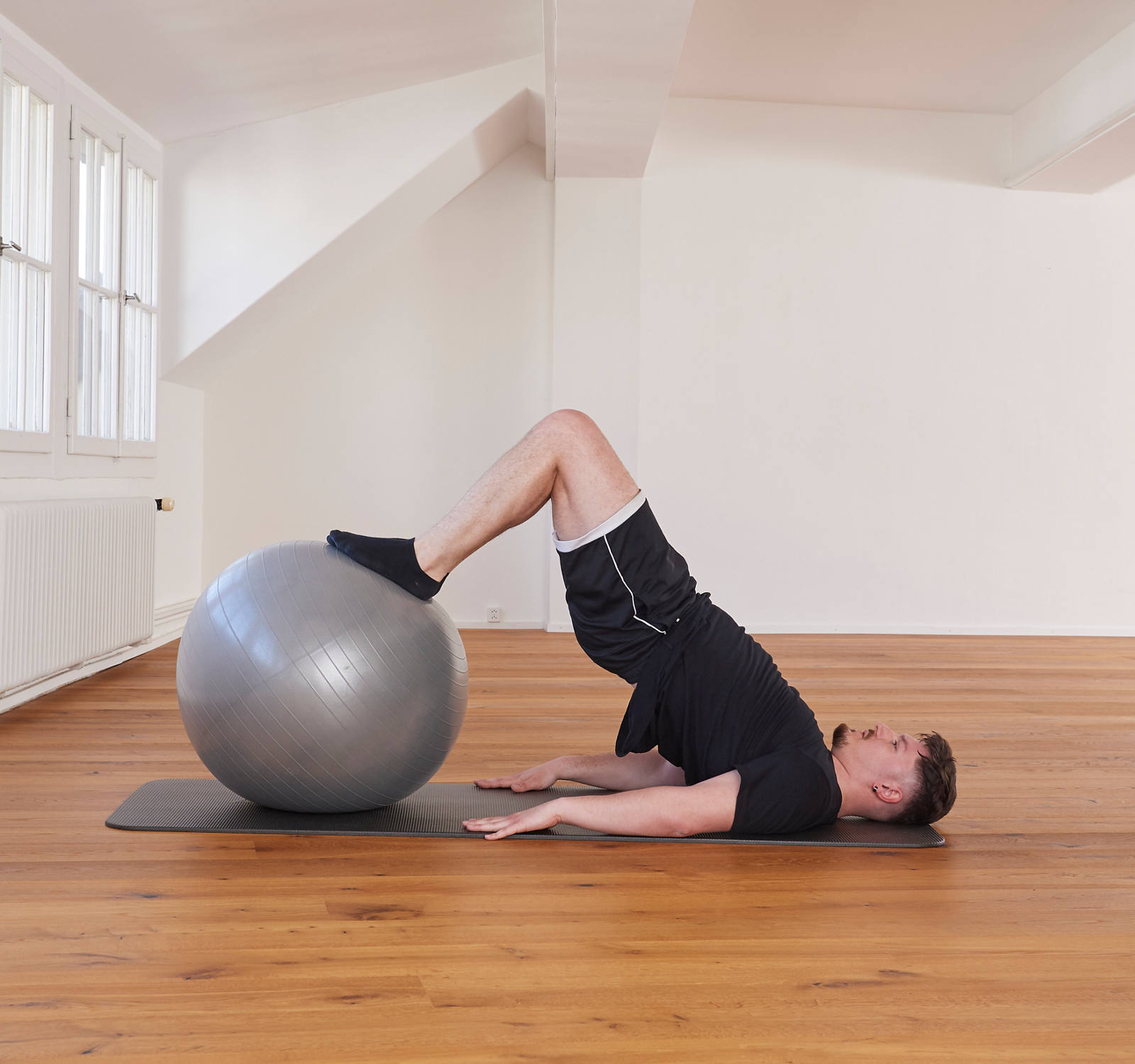 Gymnastic ball – Back of leg and buttocks: position 2
