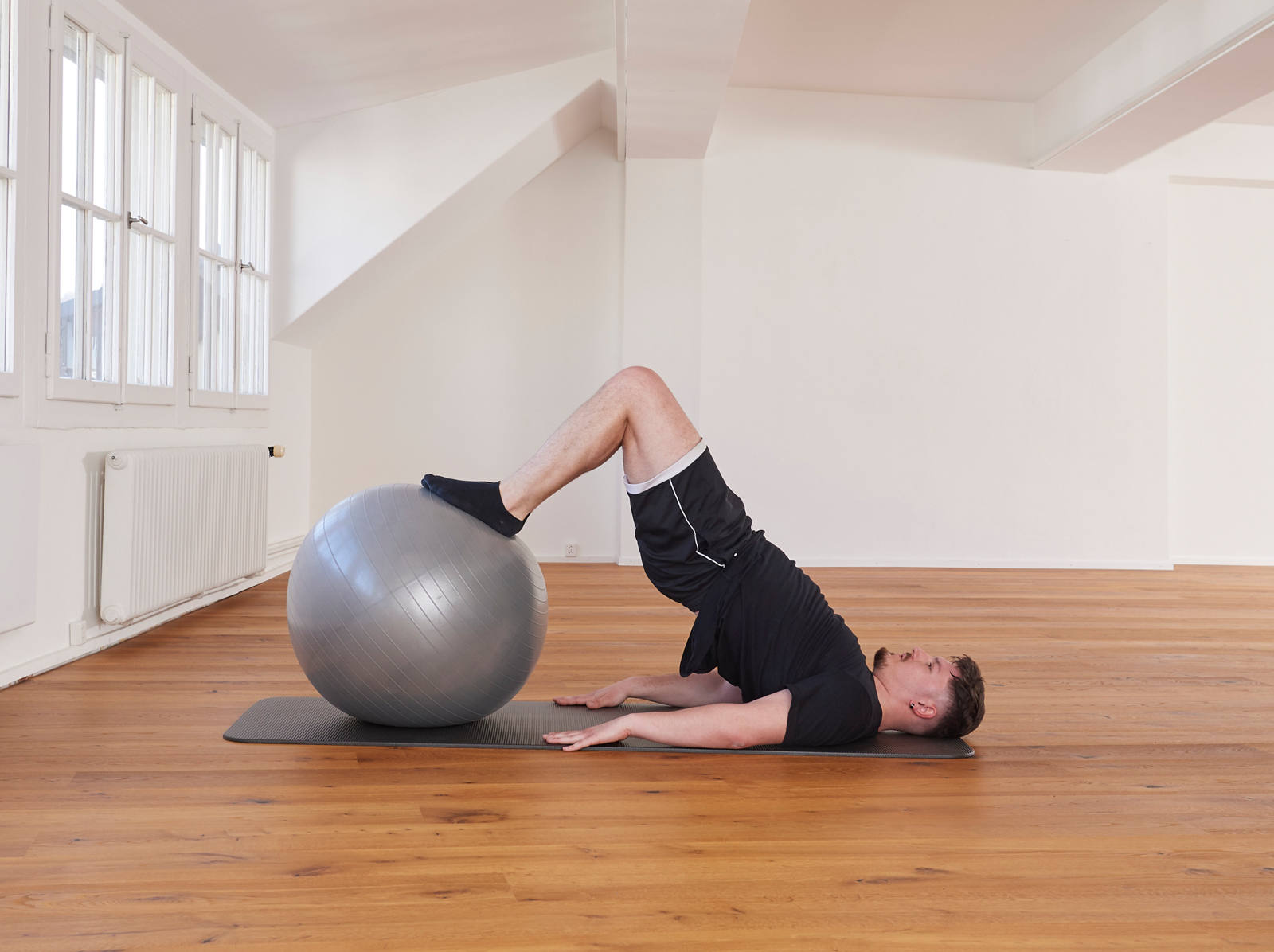 Palla da ginnastica – parte posteriore delle gambe e glutei: posizione 2