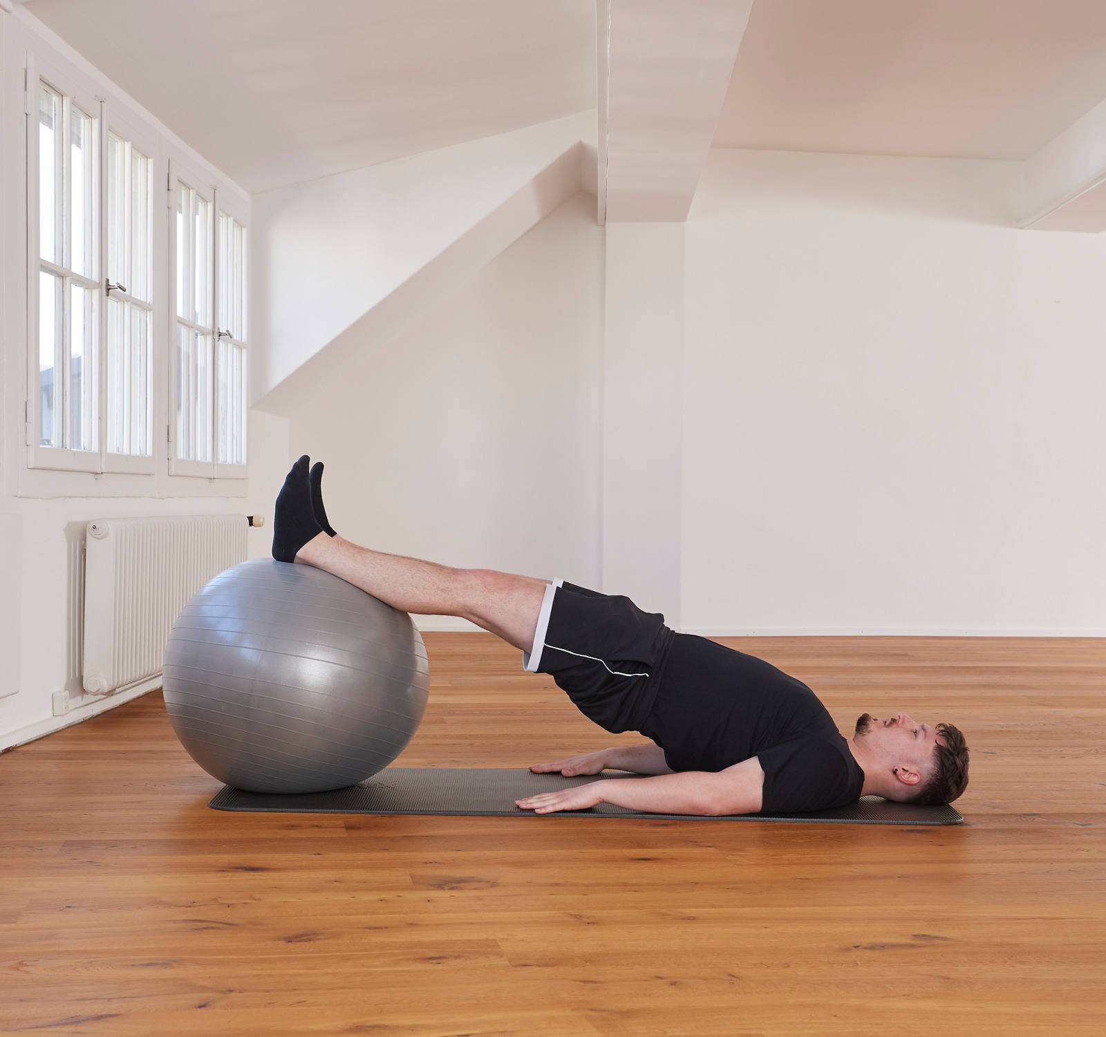 Palla da ginnastica – parte posteriore delle gambe e glutei: posizione 1