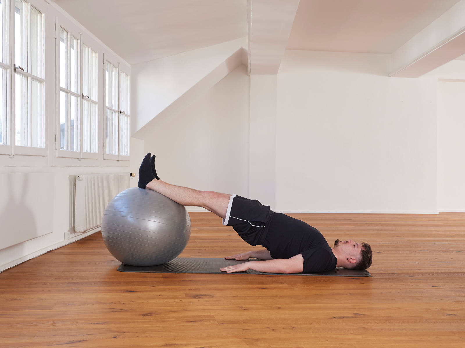 Gymnastic ball – Back of leg and buttocks: position 1