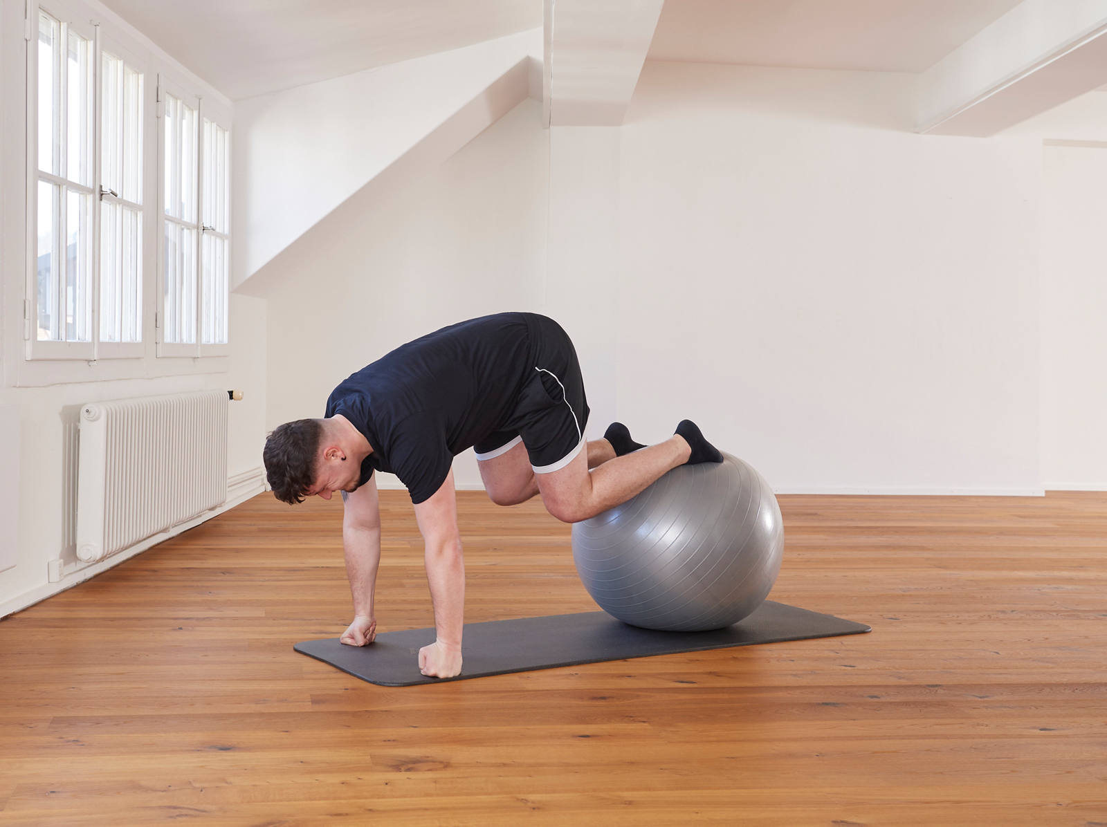 Ballon de gym – musculature du tronc et des épaules: position 2
