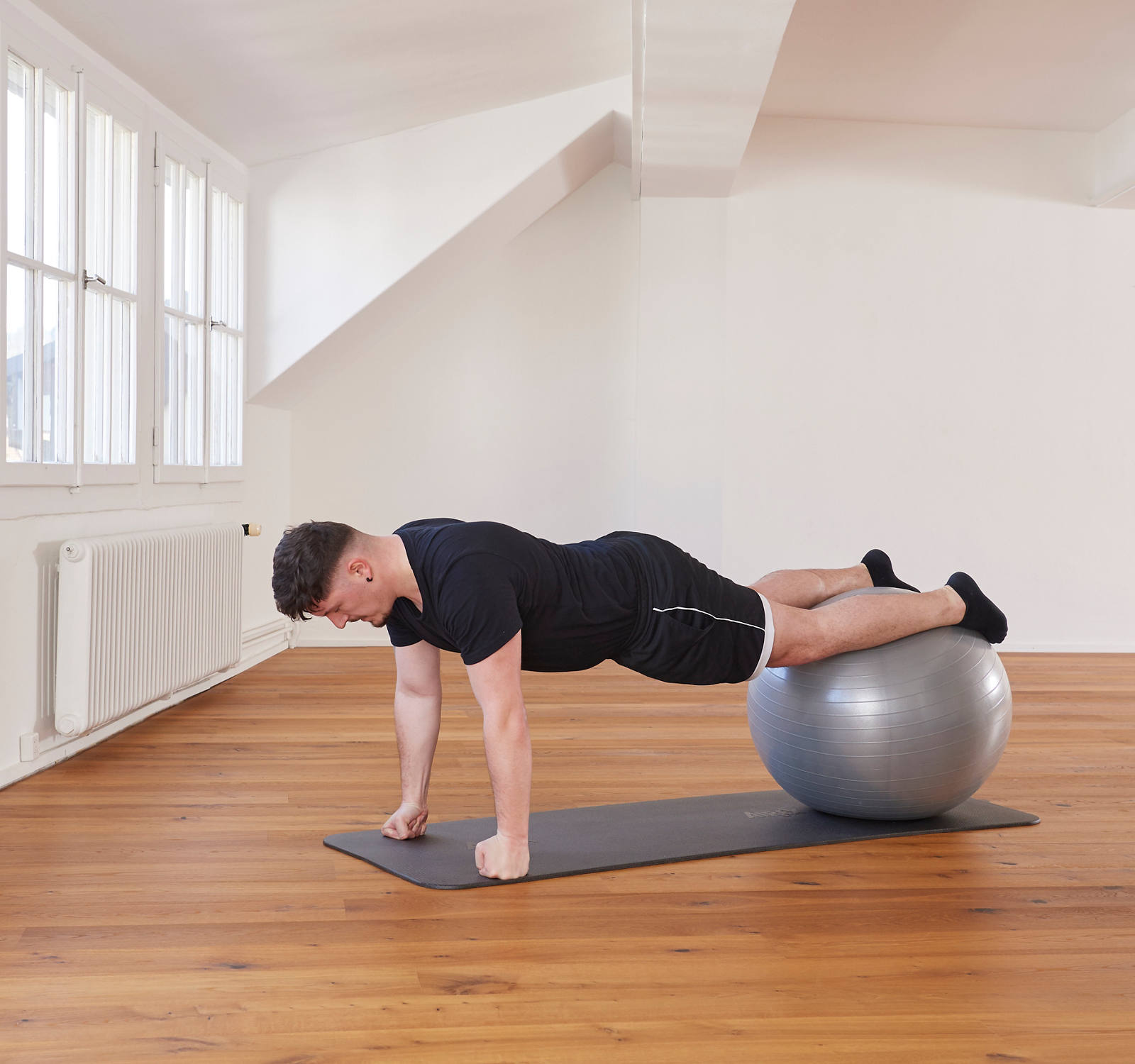 Ballon de gym – musculature du tronc et des épaules: position 1