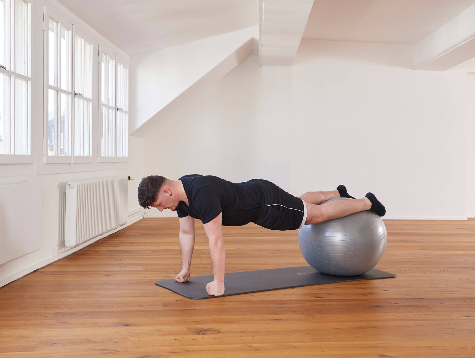 Ballon de gym – musculature du tronc et des épaules: position 1