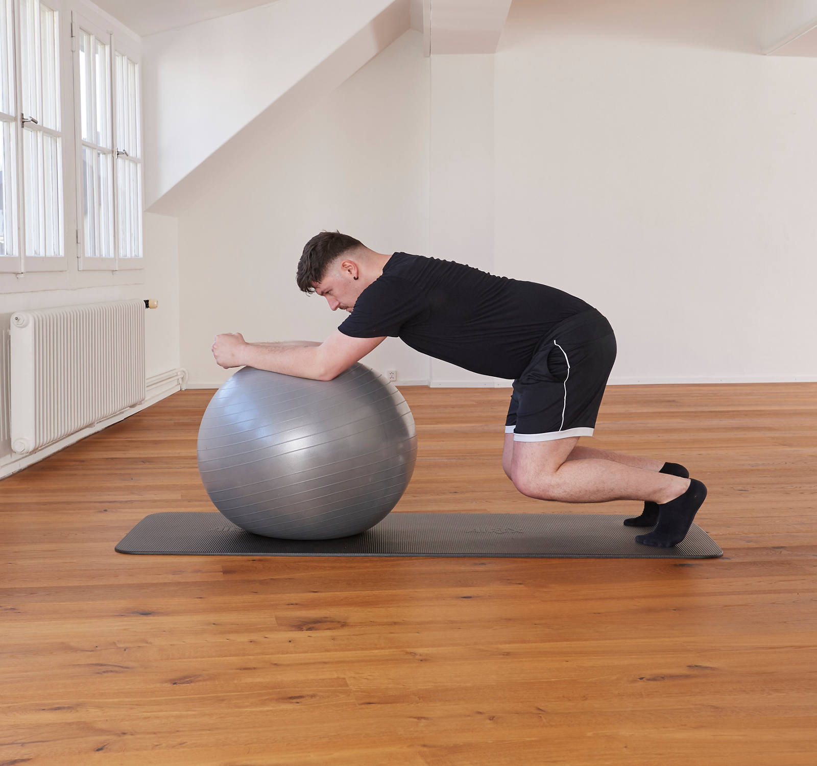 Gymnastic ball – Core stability: position 2